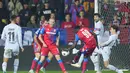Pemain Viktoria Plzen, Modou N'Diaye (kedua kanan) melakukan tembakan ke gawang Barcelona selama pertandingan lanjutan Grup C Liga Champions di Doosan Arena di Plzen, Republik Ceko, Rabu (2/11/2022). Sementara Plzen berstatus sebagai juru kunci. Mereka selalu kalah dalam enam pertandingan yang dilalui. (AP Photo/Petr David Josek)
