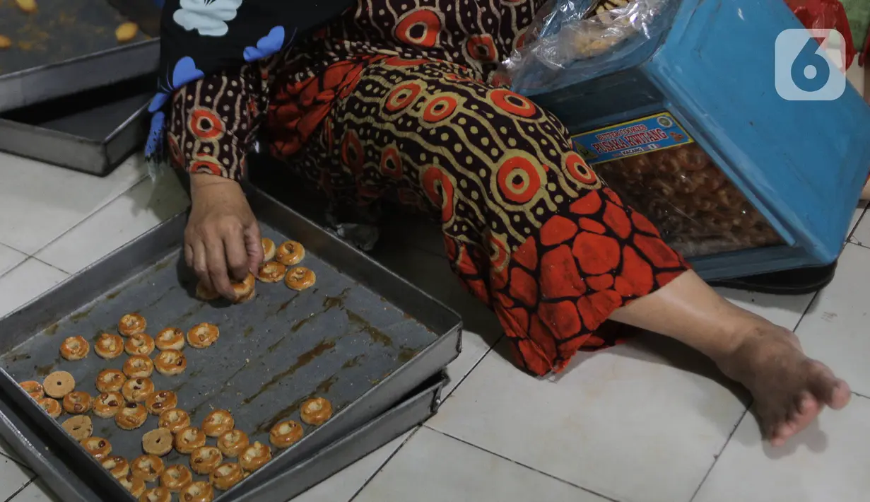 Menjelang Lebaran, permintaan kue meningkat hingga 30 persen dibandingkan tahun sebelumnya, yang dijual dengan harga Rp 70.000 hingga Rp 150.000 per toples. (Liputan6.com/Herman Zakharia)