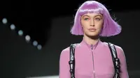 Ekspresi Gigi Hadid saat memperagakan koleksi Fall/Winter 2018 dari Jeremy Scott dalam New York Fashion Week, AS (8/2). Supermodel berusia 22 tahun ini tampil cantik dengan wig berwarna pink. (AP Photo/Mary Altaffer)