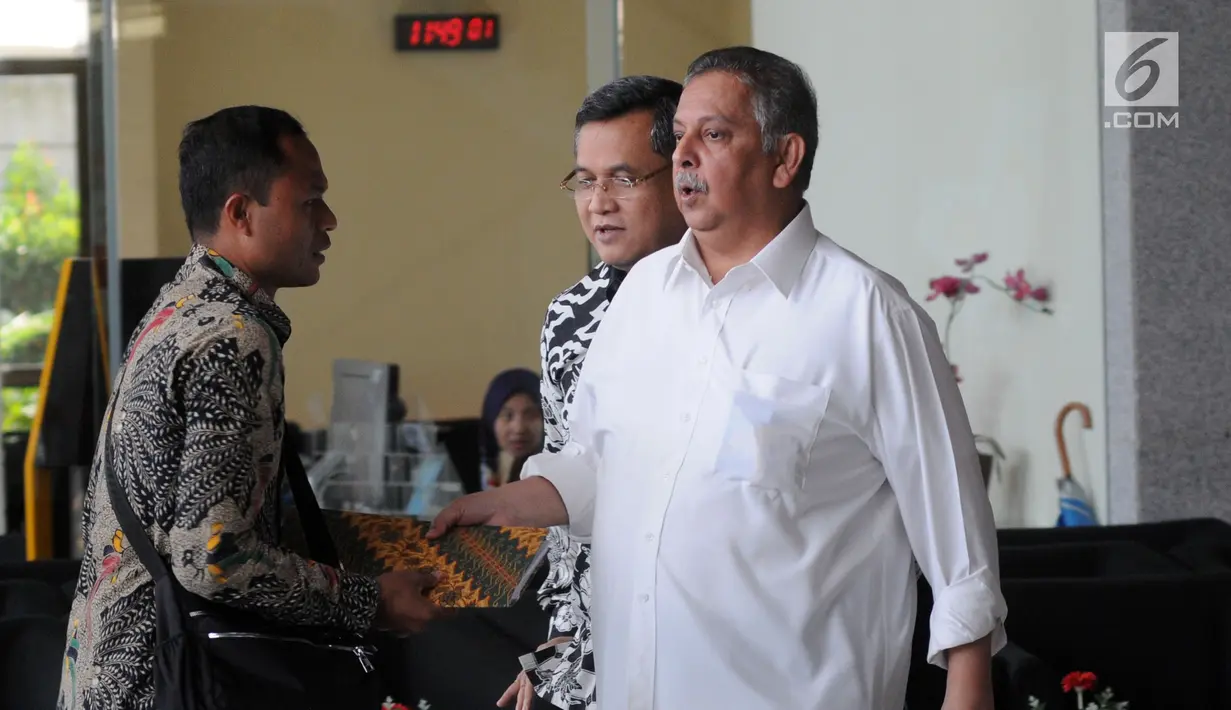 Direktur Utama PT PLN Sofyan Basir saat akan keluar untuk menunaikan salat Jumat di gedung KPK, Jakarta, Jumat (20/7). Sofyan Basir memenuhi panggilan KPK untuk diperiksa sebagai saksi kasus dugaan korupsi proyek PLTU di Riau. (Merdeka.com/Dwi Narwoko)