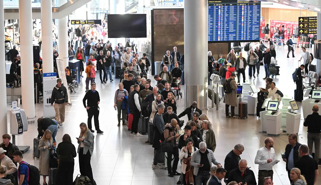 Puluhan ribu penumpang telantar karena sejumlah penerbangan dialihkan. (Sergei GAPON/AFP)
