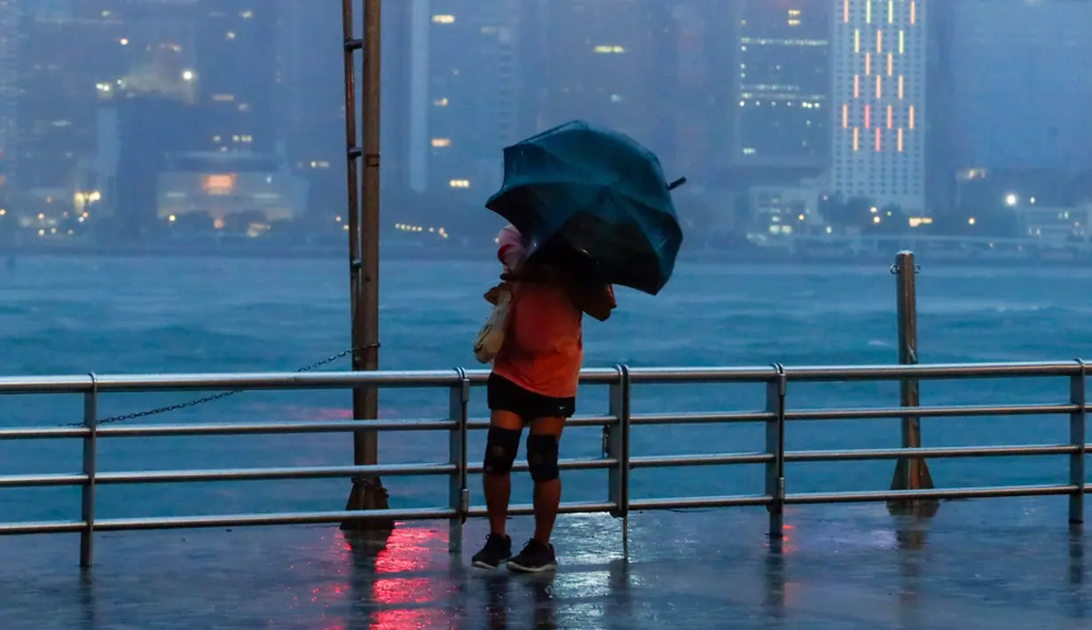 Selain itu, perdagangan di pasar saham Hong Kong juga ditangguhkan serta ratusan orang terdampar di bandara setelah sekitar 460 penerbangan dibatalkan. (AP Photo/Daniel Ceng)