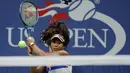 Petenis Jepang, Naomi Osaka mengembalikan bola ke arah petenis Jerman, Angelique Kerber dalam putaran pertama AS Terbuka 2017 di New York (29/8). Osaka adalah petenis peringkat 45 dunia yang masih berusia 19 tahun. (AP Photo / Frank Franklin II)