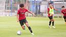 Pemain Timnas Indonesia U-20, Arkhan Kaka, menggiring bola saat sesi latihan di Lapangan A Senayan, Jakarta, Kamis (4/1/2023). (Bola.com/M Iqbal Ichsan)