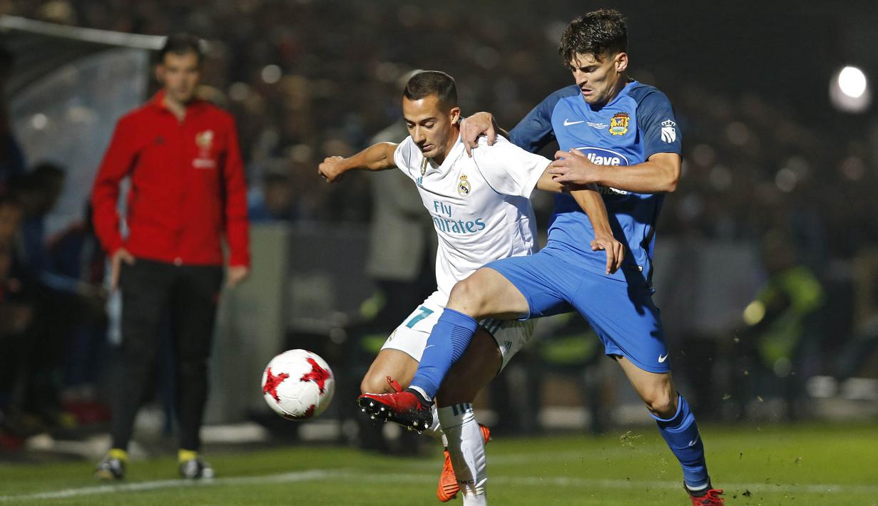 Gelandang Real Madrid, Lucas Vazquez, berebut bola dengan bek Fuenlabrada, Fran Garcia, pada laga Copa del Rey di Stadion Fernando Torres, Madrid, Kamis (26/10/2017). Fuenlabrada kalah 0-2 dari Madrid. (AP/Francisco Seco)