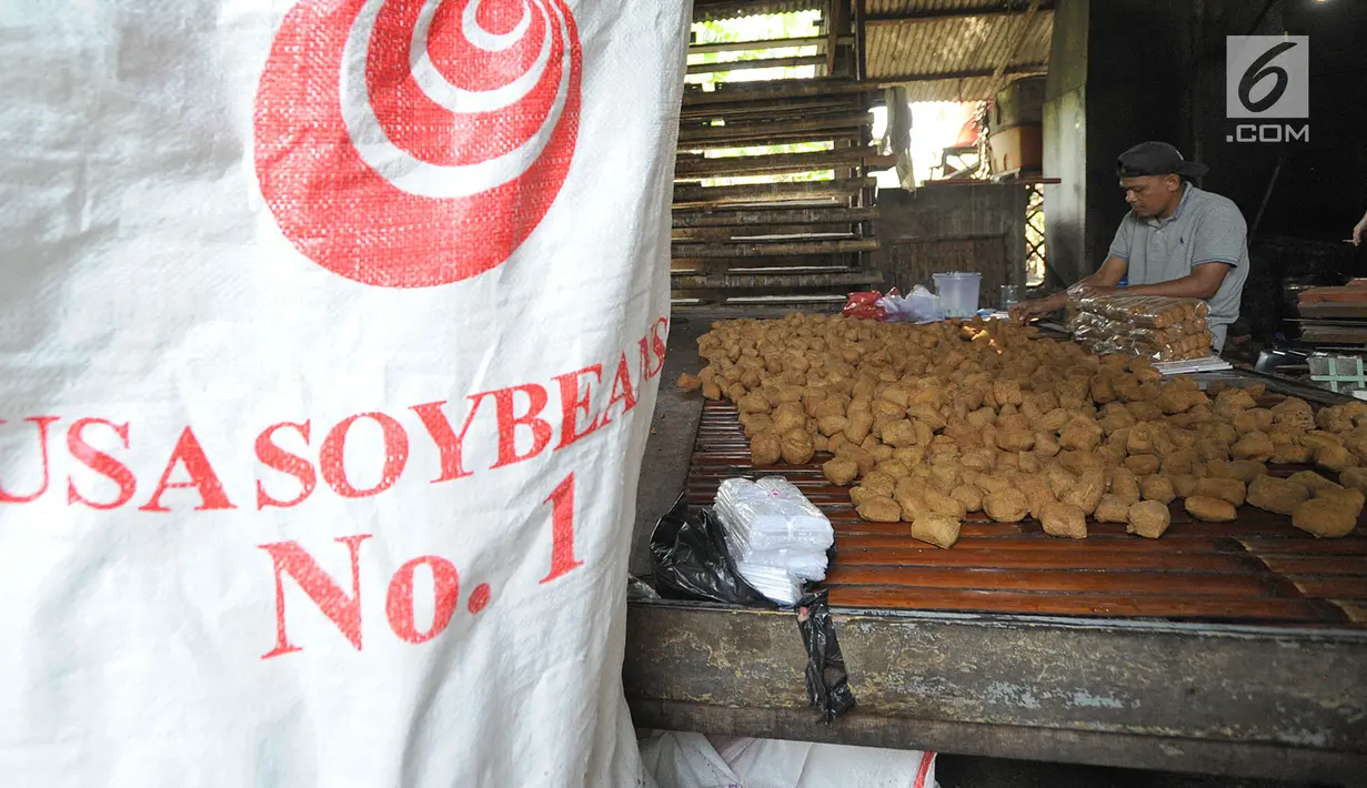 Pekerja menyelesaikan pembuatan tahu goreng di Sukaraja, Bogor, Kamis (6/9). Naiknya harga kedelai impor akibat melemahnya nilai tukar rupiah terhadap dolar AS membuat pengrajin mengurangi ukuran dan takaran pembuatan tahu. (Merdeka.com/Arie Basuki)