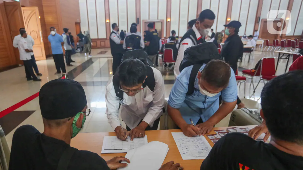 828 Petugas Panitia Penyelenggara Ibadah Haji Diberangkatkan