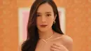 Terakhir, Beby Tsaina jajal Serpenti Viper Earrings yang harganya mulai dari Rp56-211 jutaan [@bebytsabina]