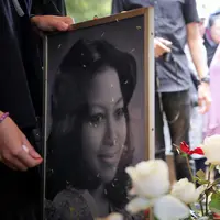 Suami Amara Lingua, Frans Mohede menjadi salah satu orang yang berduka atas wafatnya ibu mertuanya, Ietje Komar. Baginya, almarhumah merupakan sosok yang sangat menyenangkan dan dekat dengan semua. (Deki Prayoga/Bintang.com)