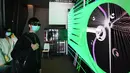 Seorang pria mencoba perangkat simulasi virtual dalam pameran teknologi dan produk baru pada Konferensi Fiksi Ilmiah China 2020 di Beijing, China, 1 November 2020. Konferensi tahun ini menampilkan acara daring (online) dan luring (offline). (Xinhua/Ju Huanzong)