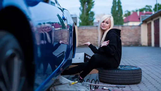 [Bintang] Kata Astrologer: Cewek dari 5 Zodiak Ini Bisa Ganti Ban Sendiri