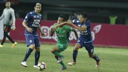Gelandang Arema FC, Adam Alis, berusaha mengejar striker Bhayangkara FC, Wahyu Subo Seto pada laga Liga 1 di Stadion Patriot, Bekasi, Jumat (4/8/2017). Bhayangkara FC menang 2-1 atas Arema FC. (Bola.com/M Iqbal Ichsan)