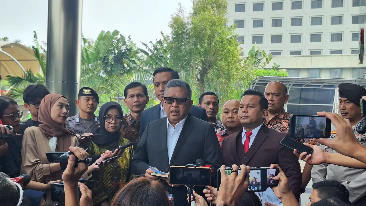Sekretaris Jenderal (Sekjen) PDI Perjuangan Hasto Kristiyanto memenuhi panggilan penyidik Komisi Pemberantasan Korupsi (KPK) untuk dimintai keterangan dalam kasus korupsi Direktorat Jendral Perkeretaapian (DJKA) pada Kementerian Perhubungan (Kemenhub).