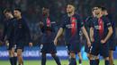 Pemain PSG, Kylian Mbappe dan rekan-rekannya terlihat kecewa setelah timnya kalah dari Borussia Dortmund pada laga leg kedua semifinal Liga Champions 2023/2024 di Parc des Princes, Paris, Prancis, Rabu (08/05/2024) dini hari WIB. (AFP/Franck Fife)