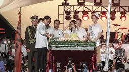 Presiden Jokowi menghadiri Syukuran Rakyat di Monas. Ia tampak memotong Nasi tumpeng yang telah disiapkan, Jakarta Pusat, Senin (20/10/2014) (Liputan6.com/Faizal Fanani)