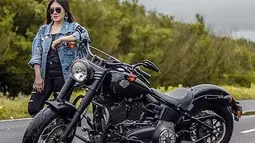 Ditambah lagi dengan kacamata hitamnya yang menambah OOTD-nya, gaya pemilik nama asli Maulidia Octavia ini tampak mengendarai Harley Davidson Softail Slim berukuran besar. (Liputan6.com/YouTube/Via Vallen)