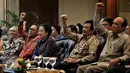 Try Soetrisno, Zulkifli Hasan, Megawati Soekarnoputri, Djarot Saiful Hidayat, dan Siswono Yudo (ki-ka) saat hadir dalam seminar nasional dan bedah buku Revolusi Pancasila di Jakarta, Selasa (27/10).  (Liputan6.com/Johan Tallo)