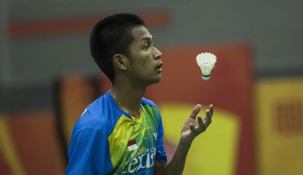 Tunggal putra Exist, Akbar Firdaus, memainkan kok saat melawan tunggal Jaya Raya, Sultan Mayang, pada final tim beregu Pembangunan Jaya Cup 2019 di GOR Jaya Raya, Banten, Sabtu (21/12). Exist menang 3-1 atas Jaya Raya. (Bola.com/Vitalis Yogi Trisna)