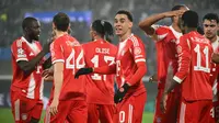 Gelandang Bayern Munchen asal Jerman bernomor punggung 10, Jamal Musiala, merayakan gol keenam timnya bersama rekan-rekan setimnya selama pertandingan leg pertama babak 16 besar Liga Champions UEFA antara Atalanta dan Bayern Munchen di stadion Gewiss di Bergamo, pada 11 Maret 2026. (Alberto PIZZOLI/AFP)