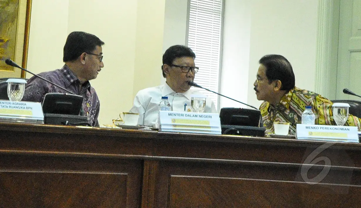 Sejumlah menteri tampak hadir dalam rapat terbatas  terkait Formulasi Nilai Jual Objek Pajak (NJOP) dan Pajak Bumi dan Bangunan di Istana Kepresidenan, Jakarta, Rabu (1/4/2015). (Liputan6.com/Faizal Fanani)