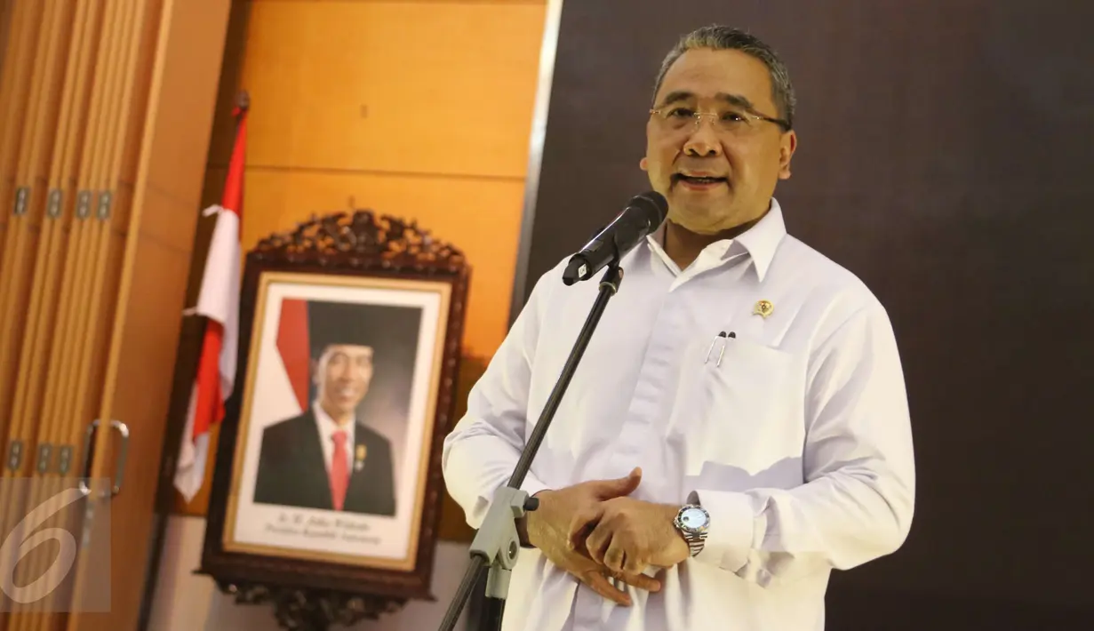 Eko Putro Sandjojo memberi sambutan saat konfrensi pers di Kemensos, Jakarta, Rabu (8/3). Bersamaan dengan hal tersebut Kemensos tengah memaksimalkan hunian tetap bagi Suku Anak Dalam, orang rimba, dan Komunitas Adat Terpencil. (Liputan6.com/Helmi Afandi)