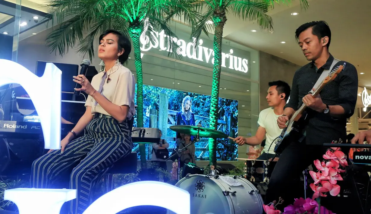 Setelah lama muncul di layar kaca maupun layar lebar, Eva Celia memantapkan kariernya di industri musik. Bersama penyanyi lain, Eva berguru dengan Seth dan Margaretta Riggs yang merupakan guru vokal king of pop, Michael Jackson. (Adrian Putra/Bintang.com)