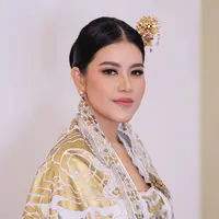 Kahiyang Ayu dengan makeup flawless (Instagram/malvava)