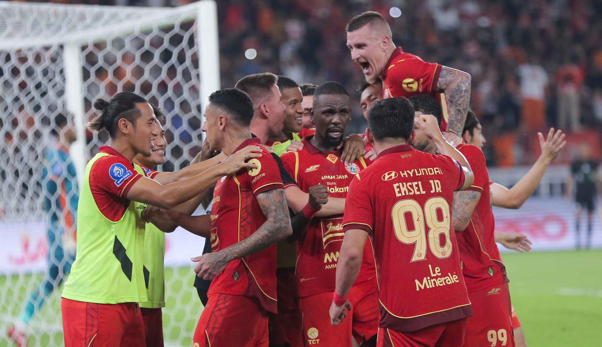 Pemain Persija merayakan gol yang dicetak Allano Brendon De Souza Lima (Allano) saat menjamu Bhayangkara FC pada lanjutan BRI Super League 2025/2026 di Stadion Utama Gelora Bung Karno (SUGBK), Jakarta, Senin (29/12/2025). Persija berhasil membungkam permainan Bhayangkara FC dengan skor telak 3-0. (Bola.com/M Iqbal Ichsan)