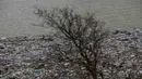 Pihak National Institute of Public Health of Kosovo (NIPHK) telah mengimbau warga untuk sementara waktu tidak mengonsumsi air dari Waduk Badovc sampai kualitasnya membaik dan aman untuk diminum. Tampak dala foto, ceceran botol plastik dan sampah lainnya, yang hanyut terbawa hujan, mengapung di sepanjang Waduk Badovc di dekat Pristina, Kosovo pada Rabu 4 Februari 2026.