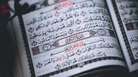 Ilustrasi Al-Qur'an, surah Al-Kautsar. (Photo by belal obeid on Pexels)