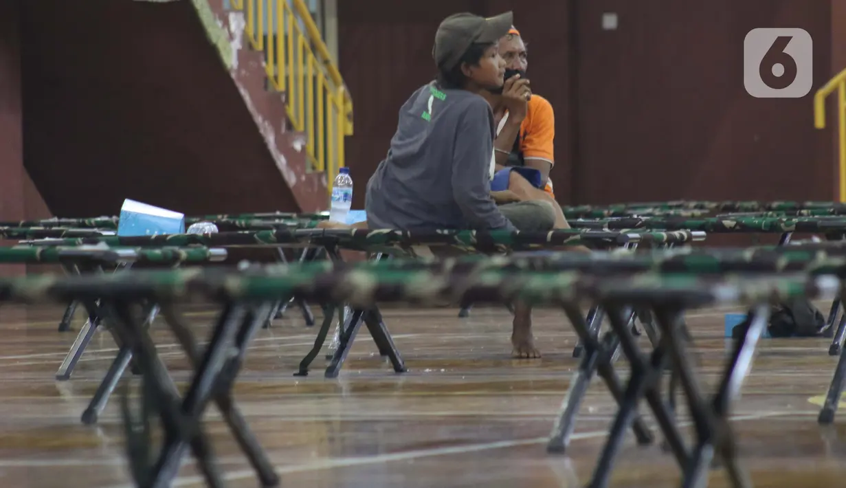 Para tunawisma beristirahat di GOR Ciracas, Jakarta, Selasa (28/4/2020). Untuk mencegah meluasnya virus Covid-19, Pemprov DKI Jakarta menyiapkan seluruh GOR di Jakarta untuk menampung tunawisma, salah satunya GOR Ciracas dengan kapasitas 100 tempat tidur. (Liputan6.com/Helmi Fithriansyah)