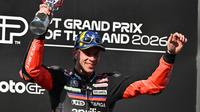 Pembalap MotoGP asal Italia, Marco Bezzecchi, merayakan kemenangannya di podium setelah balapan MotoGP di Sirkuit Internasional Chang di Buriram, Thailand, Minggu, 1 Maret 2026. (AP Photo/Kittinun Rodsupan)