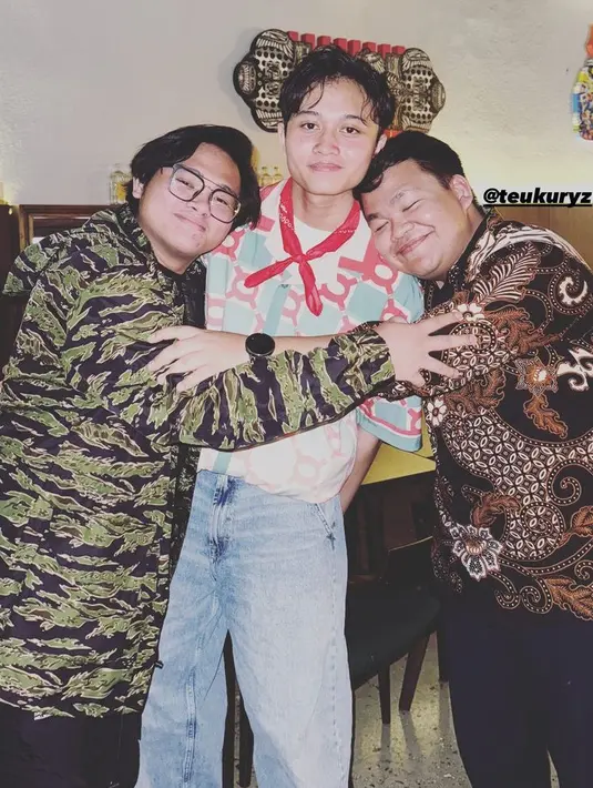 Aldy dan Teuku Rizky juga hadir, Aldy mengenakan jaket motif Army warna hijau dan Teuku mengenakan kemeja batik lengan panjang. [@aldymdni]
