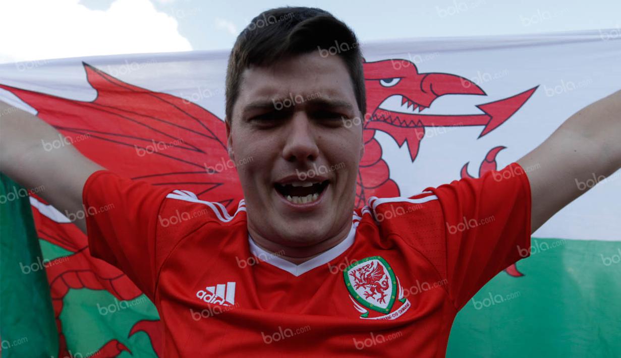 Sepanjang laga, tak henti-henti para fans Wales terus bernyanyi dan menyuarakan dukungan kepada Gareth Bale dan kawan-kawan. (Bola.com/Vitalis Yogi Trisna)