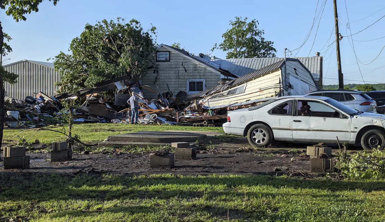 Layanan Cuaca Nasional di sana telah memperingatkan pada Senin malam bahwa “tornado besar dan mengancam jiwa” sedang menuju ke Barnsdall dan kota Bartlesville di dekatnya. (Gary Upton/Osage County Sheriff's Office via AP)