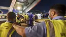 Para pekerja memuat kotak pasokan bantuan Rusia dari pesawat kargo Rusia ke truk di sebuah bandara di Beirut, Lebanon, Rabu (5/8/2020). Rusia mengirim lima paket bantuan ke Lebanon setelah ledakan besar di Pelabuhan Beirut. (AP Photo/Ministry of Emergency Situations press service via AP)