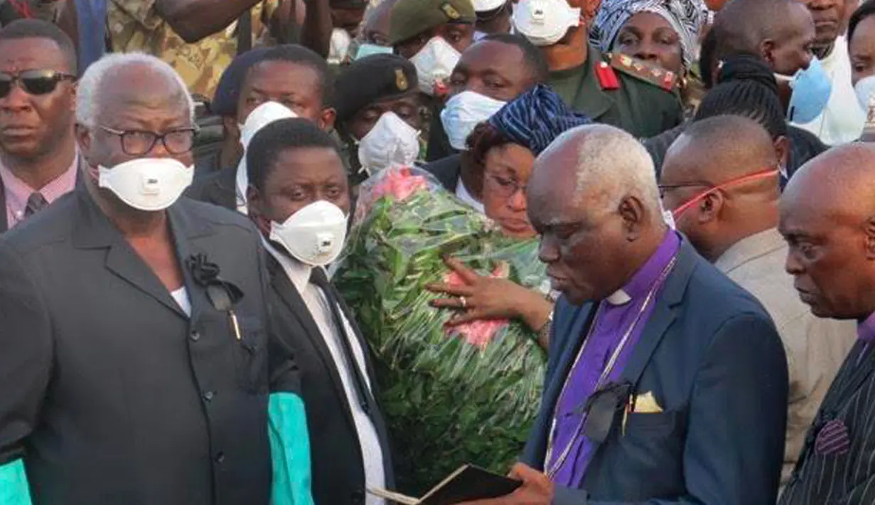 Presiden Sierra Leone Ernest Bai Koroma (kedua kanan) saat menghadiri acara pemakaman korban longsor di pemakaman Paloko, Sierra Leone,(17/8). Pemerintah setempat telah mengubur 350 orang yang tewas akibat musibah tersebut. (AP Photo/Manika Kamara)
