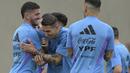 Pemain timnas Argentina, Angel Di Maria (tengah) bercengkerama dengan Rodrigo De Paul dalam sesi latihan jelang melawan Panama di FIFA Matchday. (AFP/Juan Mabromata)