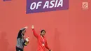 Syuci Indriani (kanan) usai prosesi medali usai laga final 200 meter gaya bebas putri S14 Asian Para Games 2018 di Stadion Akuatik Kompleks GBK, Minggu (7/10). Syuci meraih perunggu dengan waktu 2 menit 20,80 detik. (Liputan6.com/Helmi Fithriansyah)
