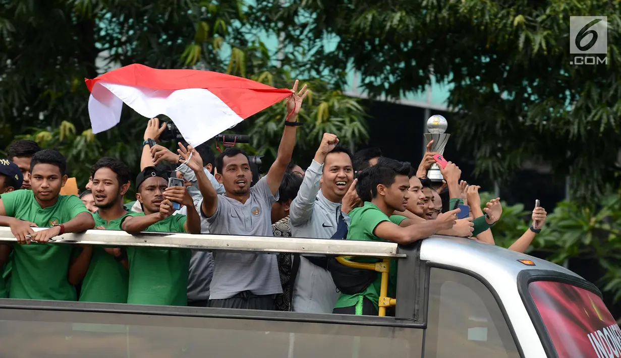 Arak-arakan penggawa Timnas Indonesia U-22 saat melintasi Jalan MH Thamrin, Jakarta, Kamis (29/2). Timnas Indonesia U-22 merengkuh tropi Piala AFF U-22 2019 usai menumbangkan Thailand 2-1. (merdeka.com/Imam Bukhori)