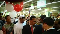 Presiden Jokowi blusukan di salah satu supermarket di Abu Dhabi. (Twitter/‏@ZisZai) 