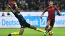 Bek AS Roma, Bruno Peres, menghindari tekel gelandang Inter Milan, Geoffrey Kondogbia. Meski kalah Inter memiliki 11 kali kesempatan untuk mencetak gol, sementara AS Roma hanya lima kali. (AFP/Giuseppe Cacace)