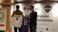 Perusahaan software, Mekari, resmi menjalin kerja sama sponsorship dengan klub peserta IBL 2020, Amartha Hangtuah. (Bola.com/Zulfirdaus Harahap)