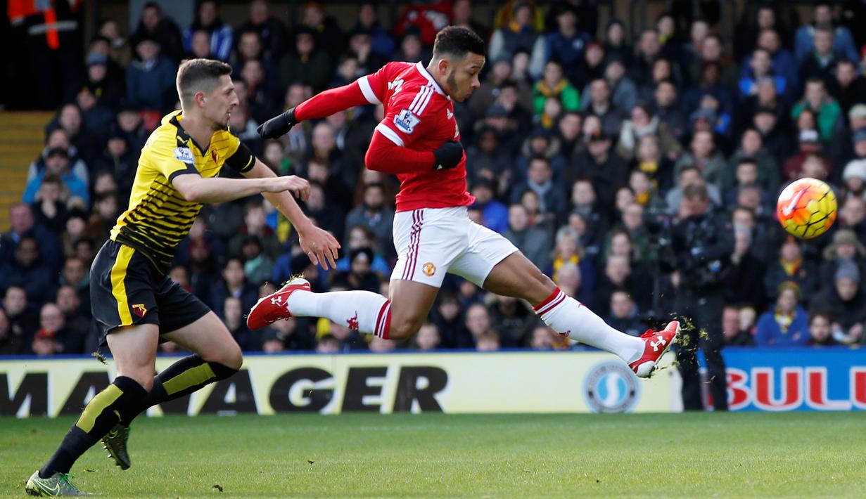 Aksi pemain MU, Memphis Depay, saat mencetak gol ke gawang Watford dalam lanjutan Liga Inggris di Stadion Icarage Road, Watford, Sabtu (21/11/2015). (Action Images via Reuters/John Sibley)