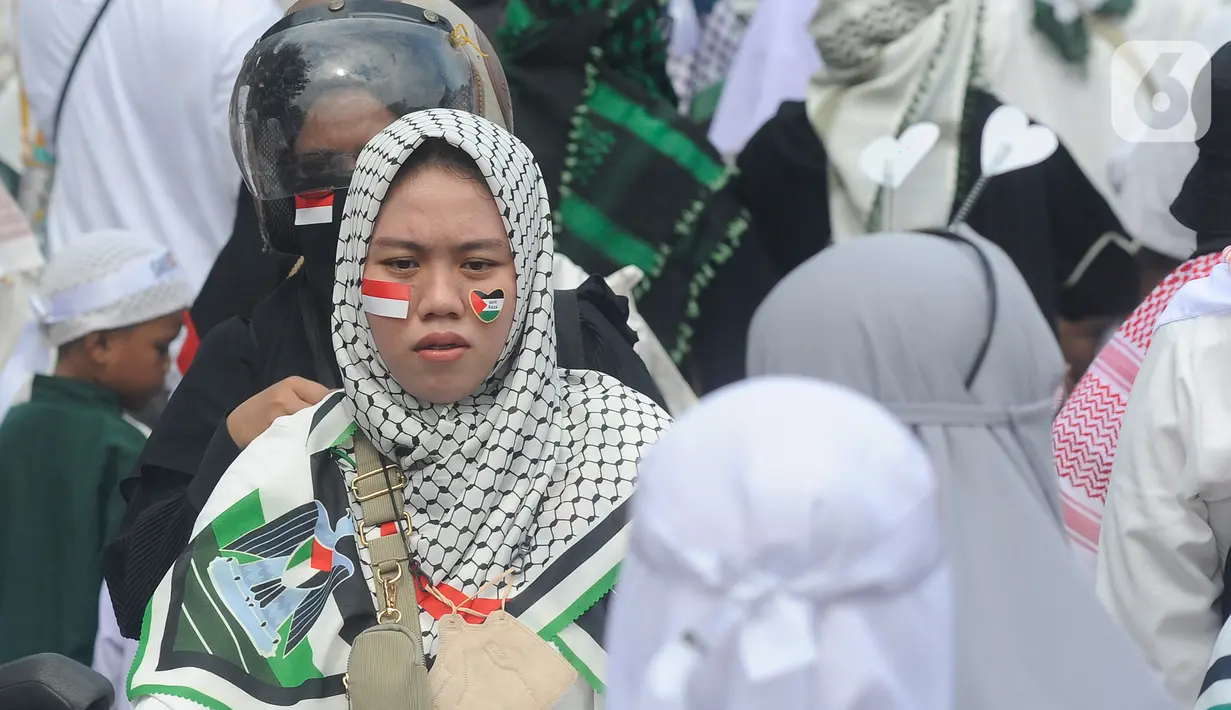 Peserta aksi datang dari semua usia dan kalangan. Lansia, orangtua, remaja, hingga anak kecil pun tampak antusias.  (merdeka.com/Arie Basuki)