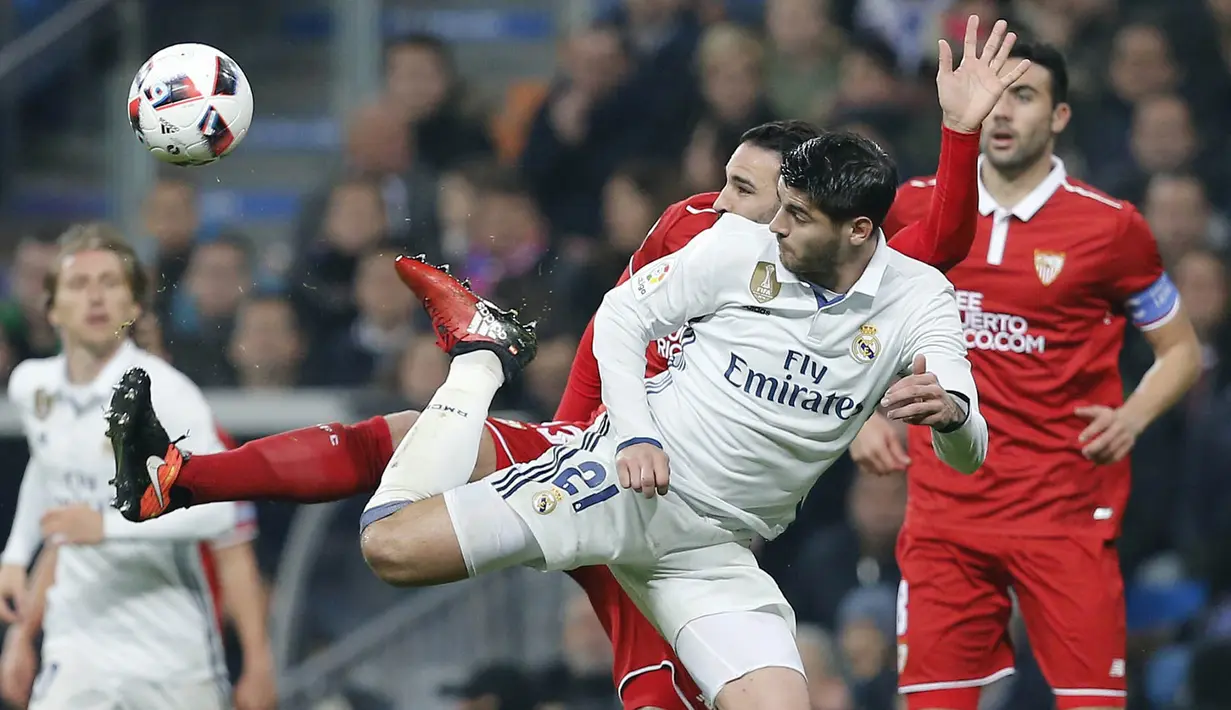 Striker Real Madrid, Alvaro Morata, berusaha mengontrol bola saat melawan Sevilla. Real Madrid mengandalkan James Rodriguez, Marco Asensio, dan Alvaro Morata sebagai trio di lini depan. (AP/Stringer)