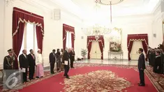 Presiden Jokowi menerima penyerahan surat kepercayaan Duta Besar Luar Biasa dan Berkuasah penuh (LBPP) di Istana Merdeka, Jakarta, Selasa (31/5). Jokowi menerima surat-surat kepercayaan dari 8 Dubes LBPP. (Liputan6.com/Faizal Fanani)