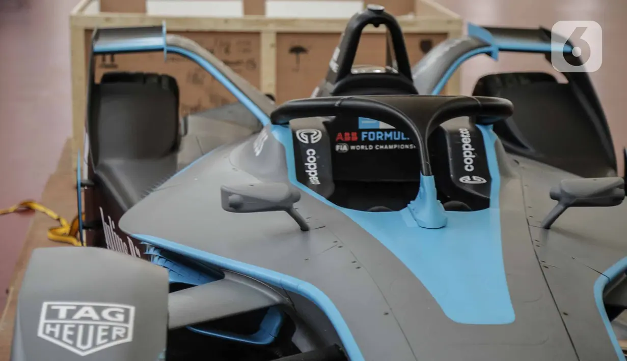 Detail replika mobil Formula E setelah dibuka untuk kali pertama di Stadion Balap Sepeda Velodrome, Rawamangun, Jakarta Timur, pada Kamis (26/5/2022). Ini merupakan replika salah satu mobil Formula E yang akan mengaspal di Sirkuit Ancol pada 4 Juni mendatang. (Liputan6.com/Faizal Fanani)