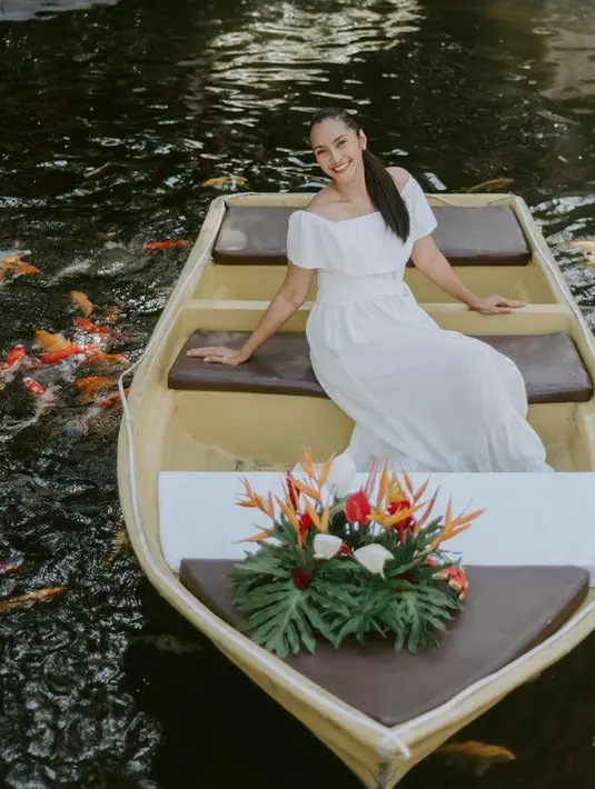 Tampil awet muda di usia 47 tahun, Maudy Koesnaedi punya gaya yang effortless. Seperti potret ini, ia tampil anggun dalam balutan white off shoulder dress. @maudykoesnaedi.
