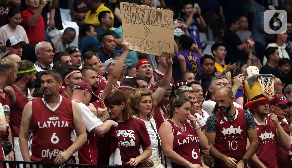 Suporter timnas basket Latvia saat menyaksikan laga timnya melawan Kanada pada laga terakhir penyisihan Grup H FIBA World Cup 2023 di Indonesia Arena, Gelora Bung Karno, Jakarta, Selasa (29/8/2023). (Liputan6.com/Helmi Fithriansyah)